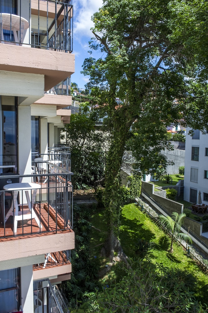 Dorisol Buganvilia Studio Hotel — Hotel building in Funchal, Madeira