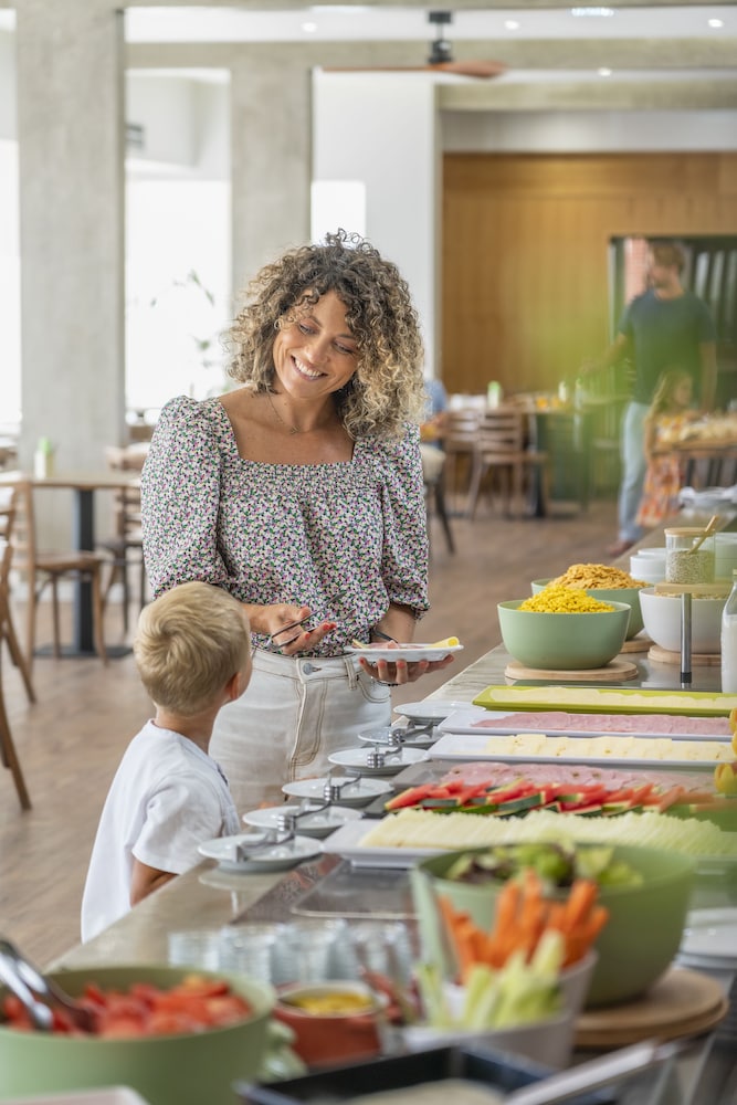Dorisol Buganvilia Studio Hotel — Restaurant & bars in Funchal, Madeira