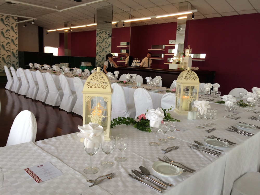 Dorisol Buganvilia Studio Hotel — Restaurant & bars in Funchal, Madeira