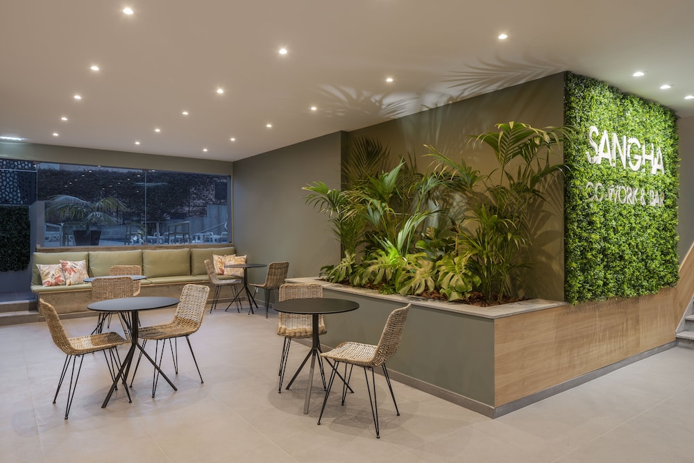 Dorisol Buganvilia Studio Hotel — Restaurant & bars in Funchal, Madeira