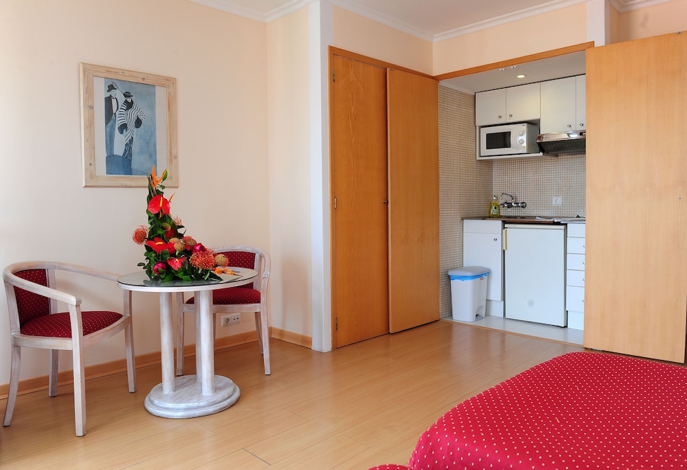 Dorisol Buganvilia Studio Hotel — Hotel rooms in Funchal, Madeira