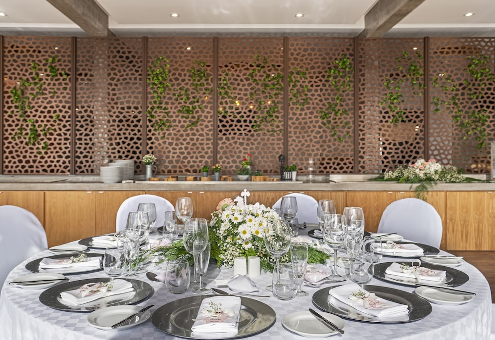 Dorisol Buganvilia Studio Hotel — Restaurant & bars in Funchal, Madeira