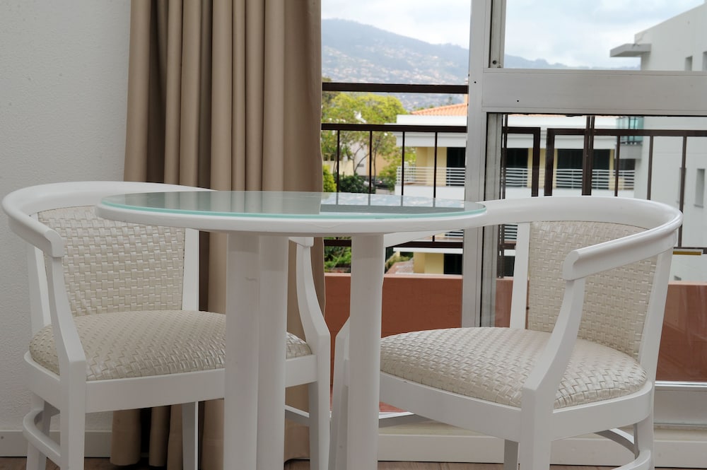 Dorisol Estrelicia Hotel — Hotel rooms in Funchal, Madeira