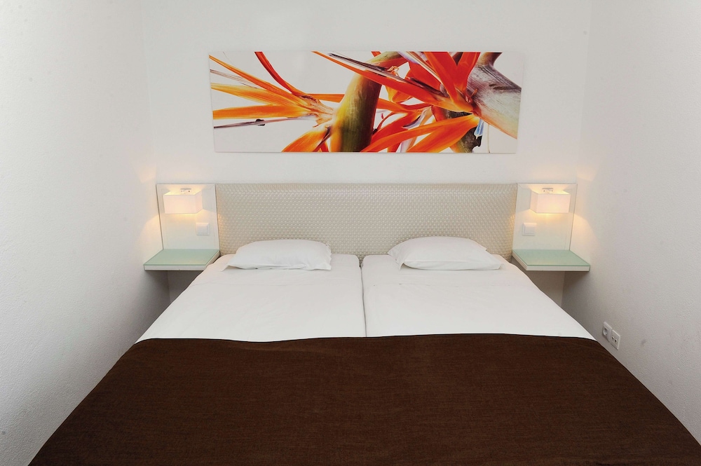 Dorisol Estrelicia Hotel — Hotel rooms in Funchal, Madeira
