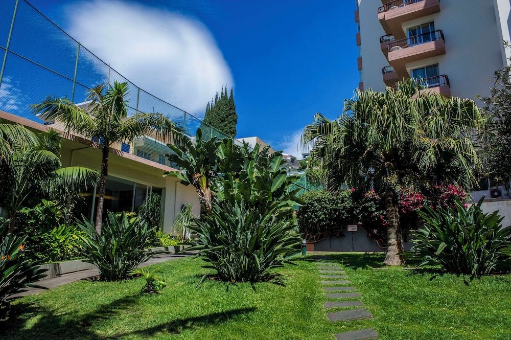 Dorisol Estrelicia Hotel — Hotel building in Funchal, Madeira