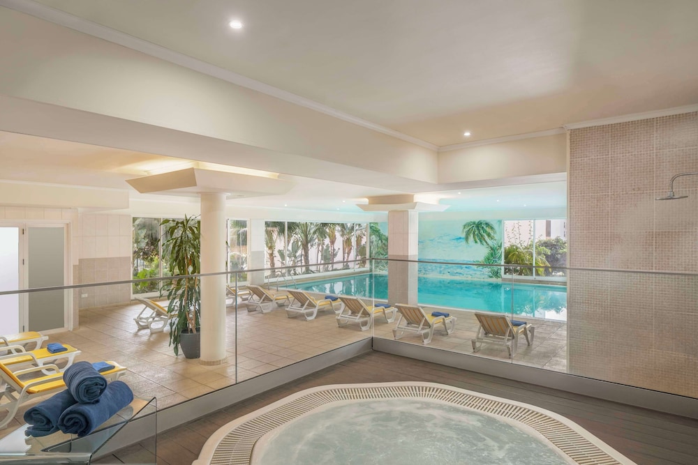 Dorisol Estrelicia Hotel — Swimming pool in Funchal, Madeira