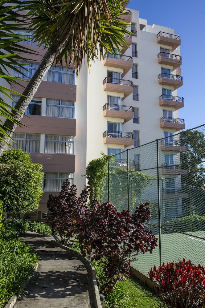 Dorisol Estrelicia Hotel — Hotel building in Funchal, Madeira