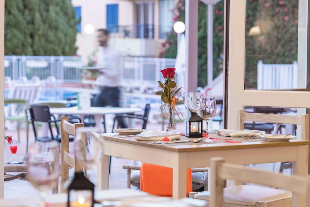 Dorisol Estrelicia Hotel — Restaurant & bars in Funchal, Madeira