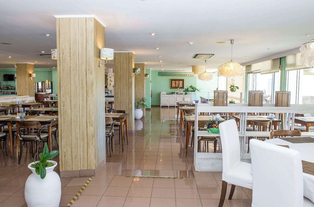 Florasol Residence Hotel — Restaurant & bars in Funchal, Madeira