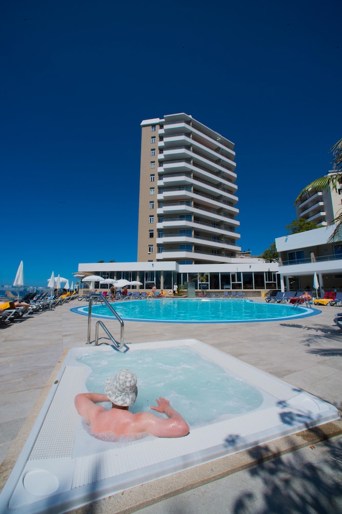 Hotel Duas Torres — Swimming pool in Funchal, Madeira