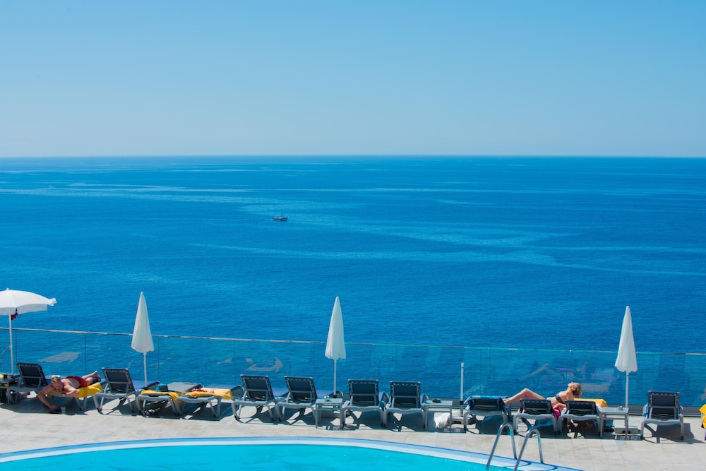 Hotel Duas Torres — Swimming pool in Funchal, Madeira