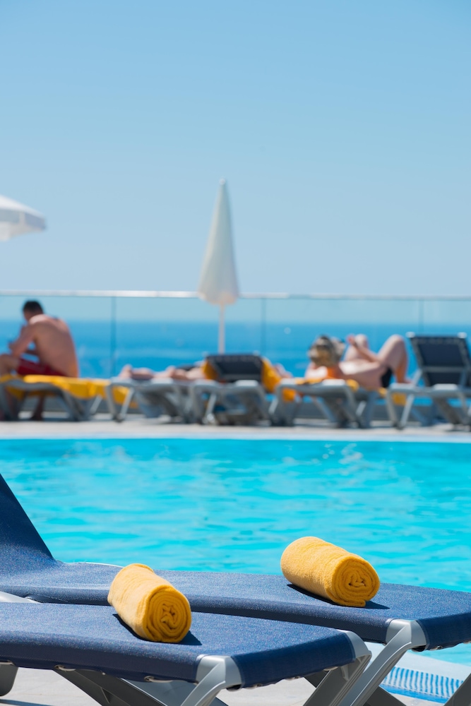 Hotel Duas Torres — Swimming pool in Funchal, Madeira