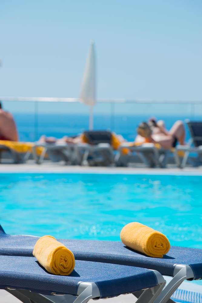 Hotel Duas Torres — Swimming pool in Funchal, Madeira