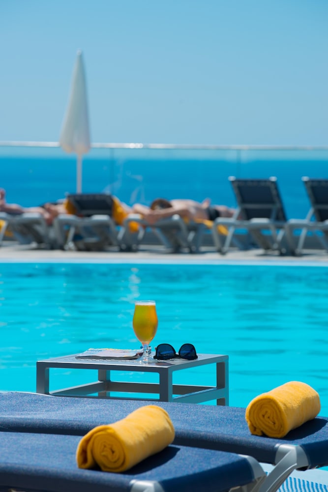 Hotel Duas Torres — Swimming pool in Funchal, Madeira