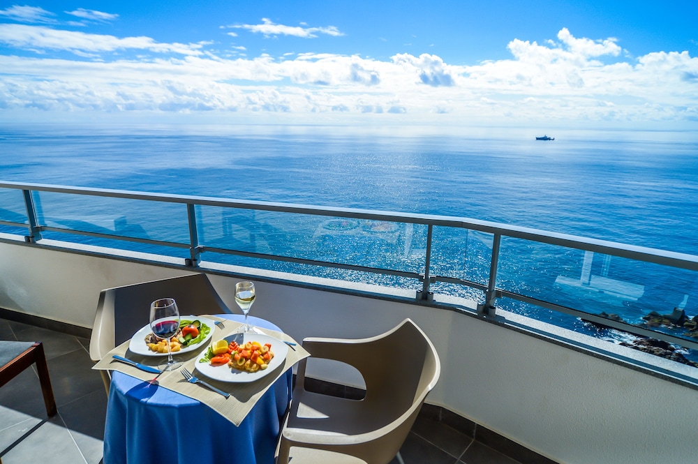 Hotel Duas Torres — Restaurant & bars in Funchal, Madeira