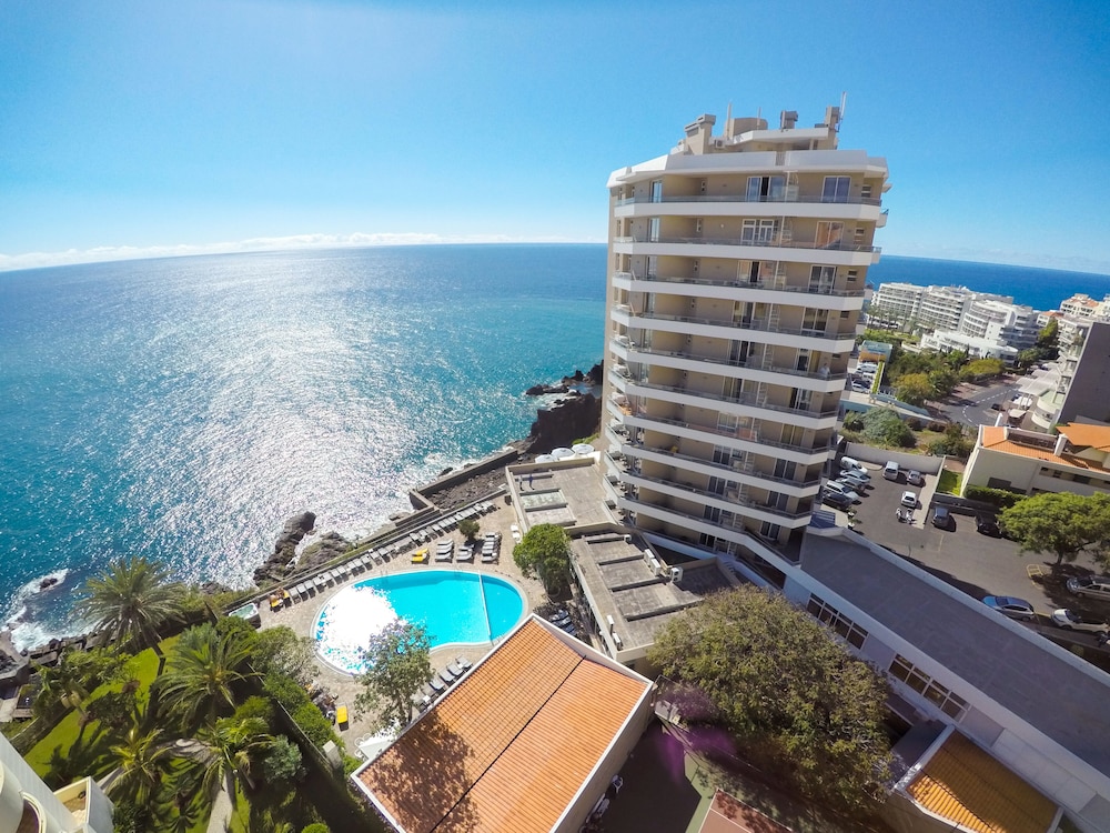 Hotel Duas Torres — Swimming pool in Funchal, Madeira