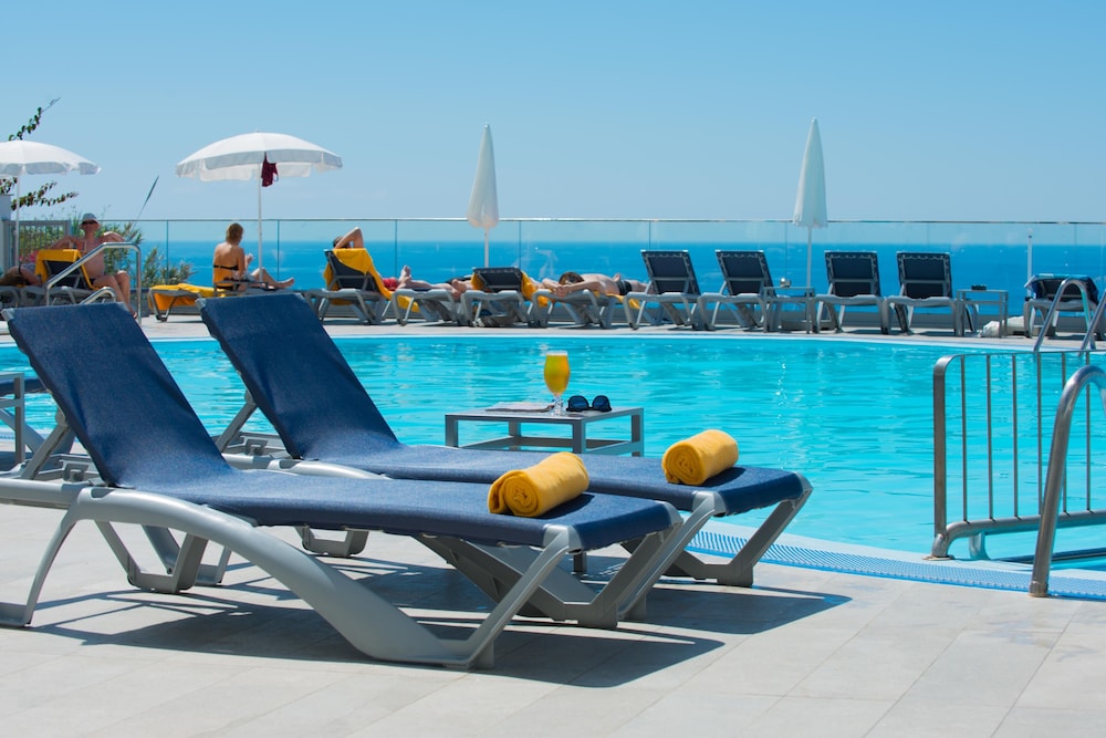Hotel Duas Torres — Swimming pool in Funchal, Madeira