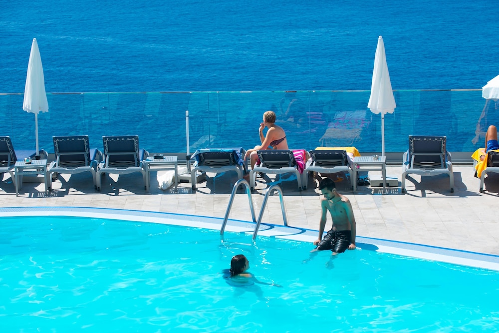 Hotel Duas Torres — Swimming pool in Funchal, Madeira