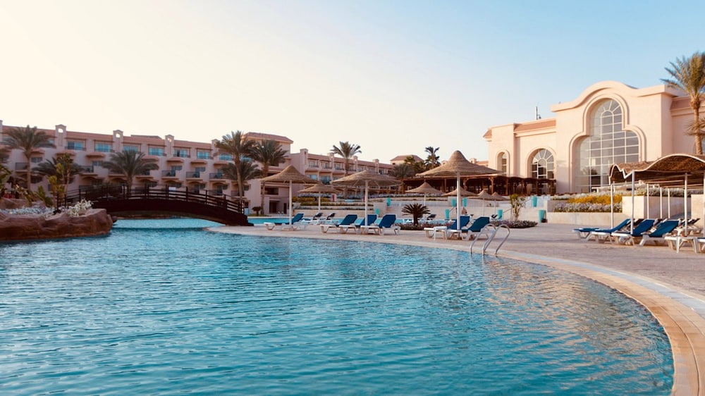 V Grand Beach Resort Sahl Hasheesh — Swimming pool in Sahl Hasheesh, Red Sea