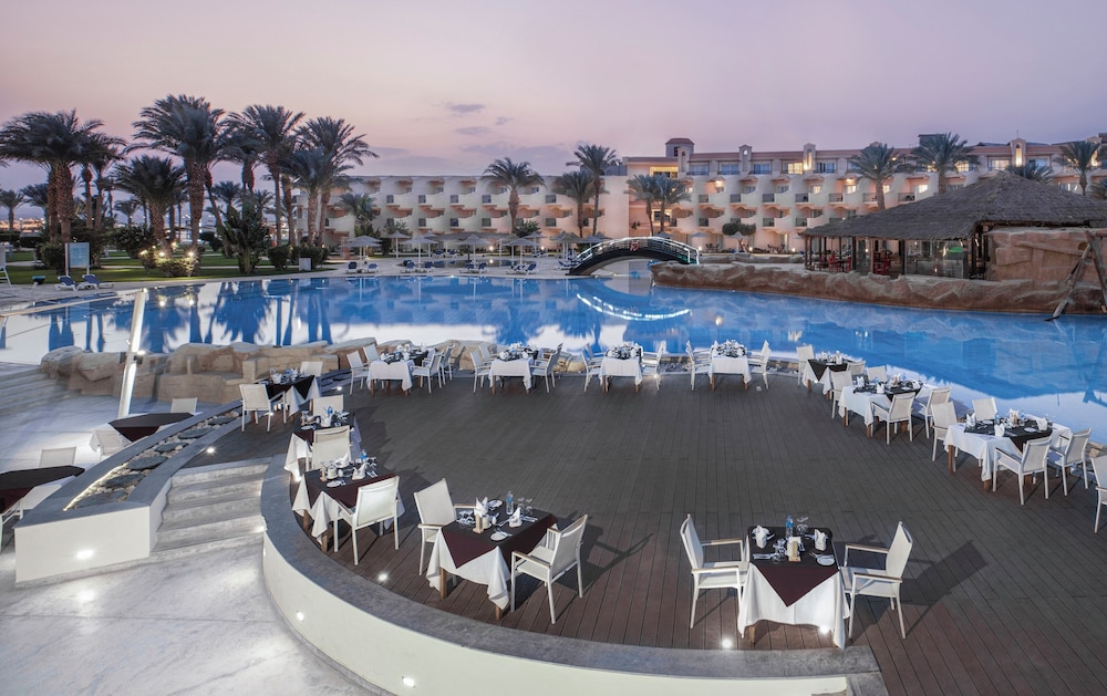 V Grand Beach Resort Sahl Hasheesh — Restaurant & bars in Sahl Hasheesh, Red Sea