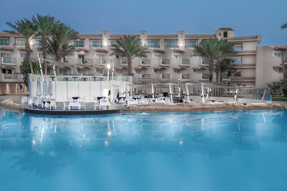 V Grand Beach Resort Sahl Hasheesh — Swimming pool in Sahl Hasheesh, Red Sea