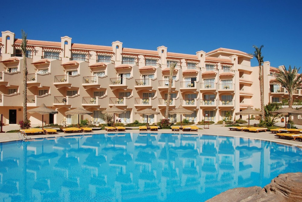 V Grand Beach Resort Sahl Hasheesh — Hotel building in Sahl Hasheesh, Red Sea