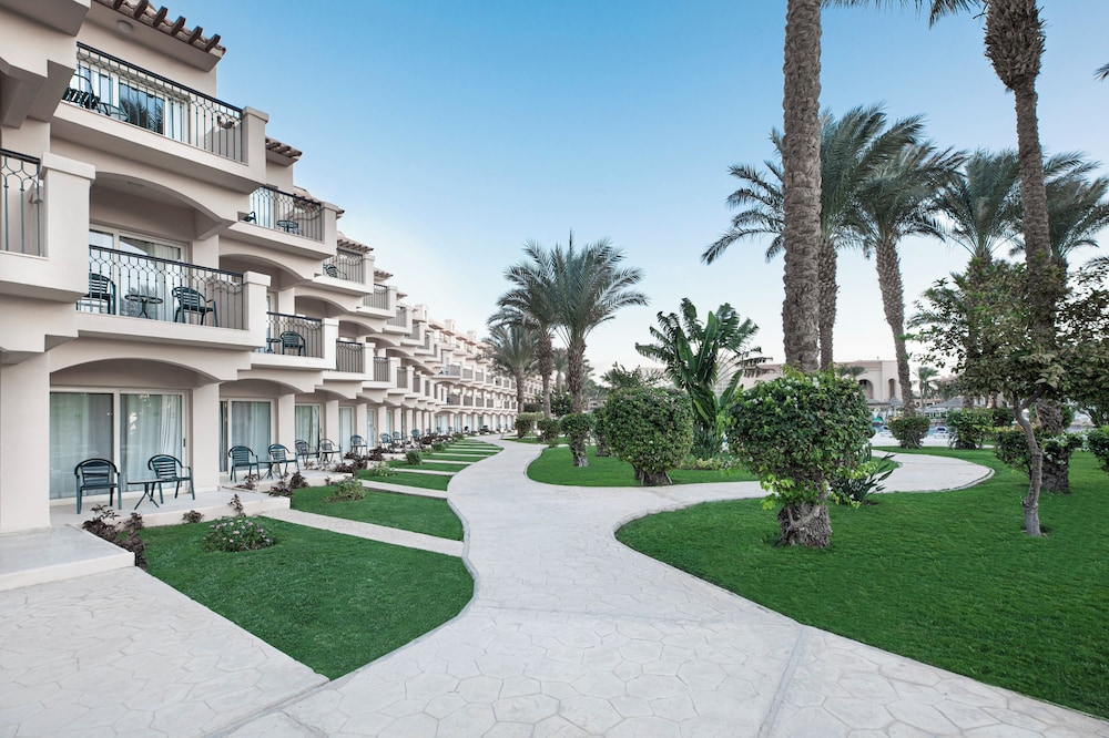 V Grand Beach Resort Sahl Hasheesh — Hotel building in Sahl Hasheesh, Red Sea