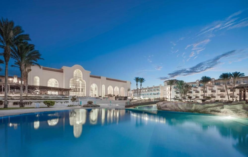 V Grand Beach Resort Sahl Hasheesh — Hotel building in Sahl Hasheesh, Red Sea