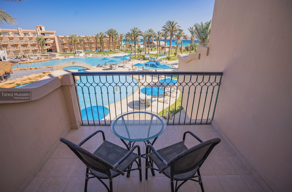 V Grand Beach Resort Sahl Hasheesh — Swimming pool in Sahl Hasheesh, Red Sea
