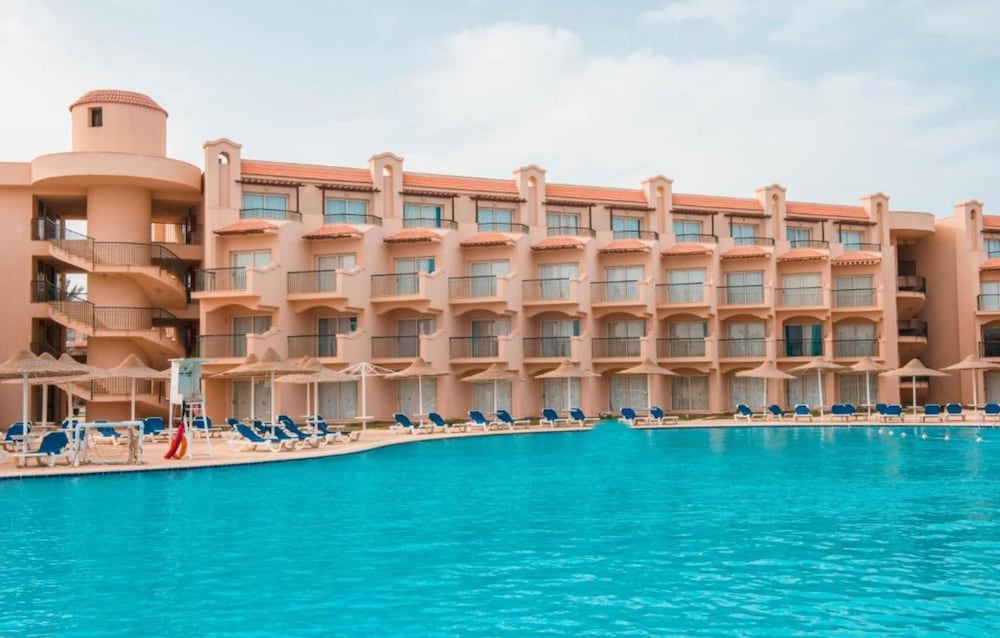 V Grand Beach Resort Sahl Hasheesh — Hotel building in Sahl Hasheesh, Red Sea