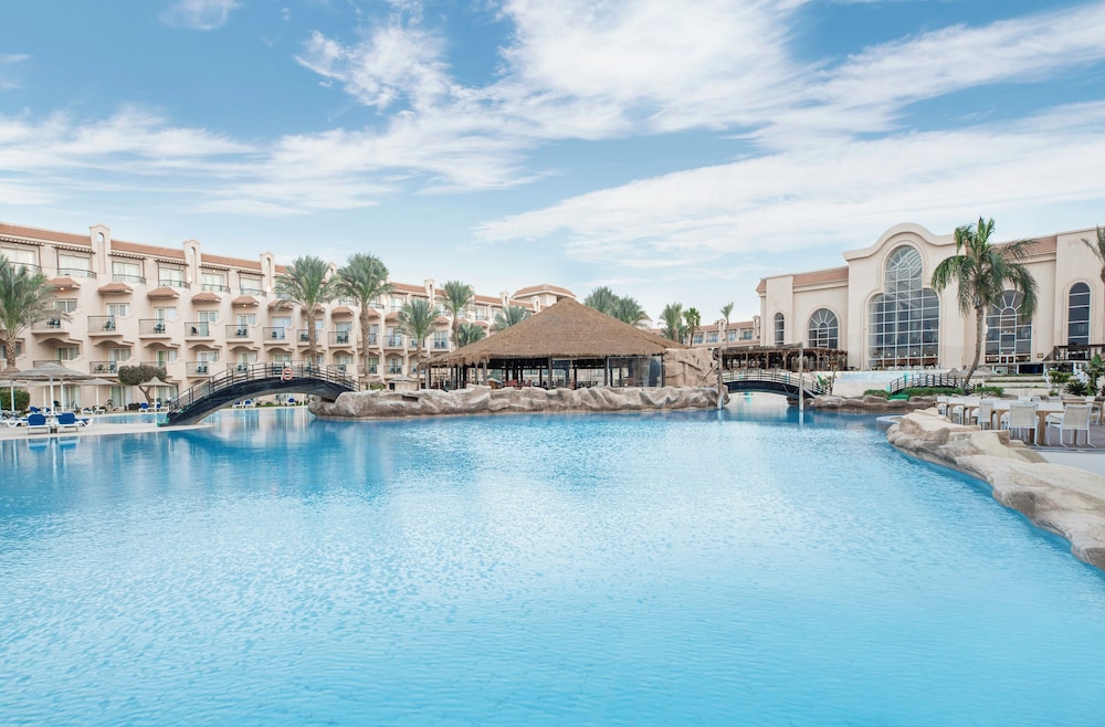 V Grand Beach Resort Sahl Hasheesh — Swimming pool in Sahl Hasheesh, Red Sea