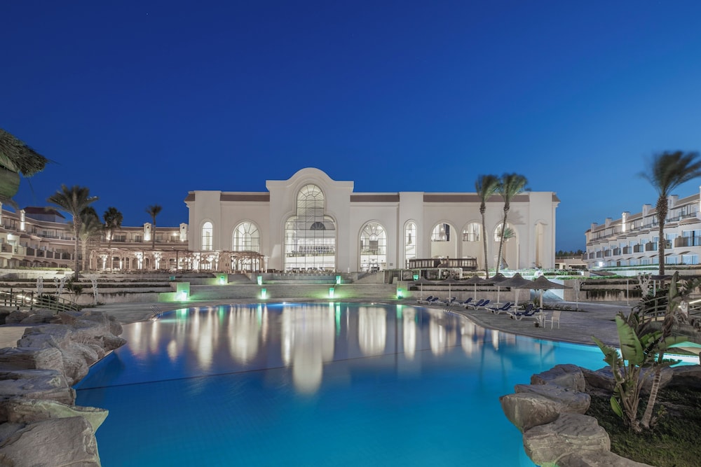 V Grand Beach Resort Sahl Hasheesh — Hotel building in Sahl Hasheesh, Red Sea