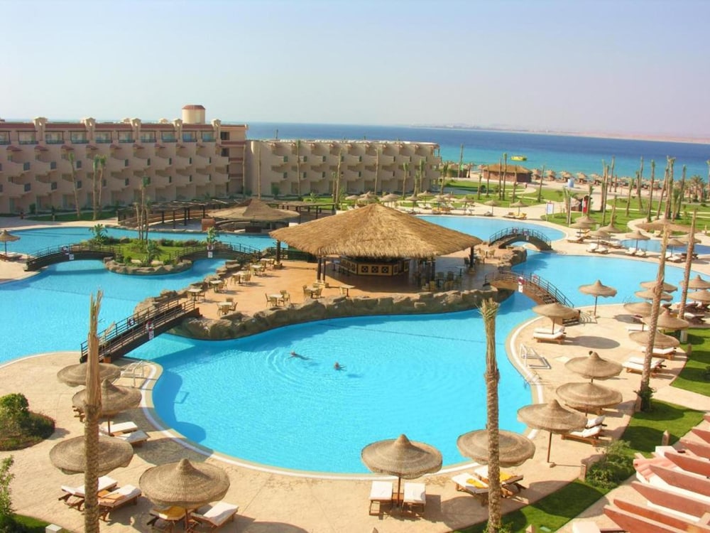 V Grand Beach Resort Sahl Hasheesh — Swimming pool in Sahl Hasheesh, Red Sea