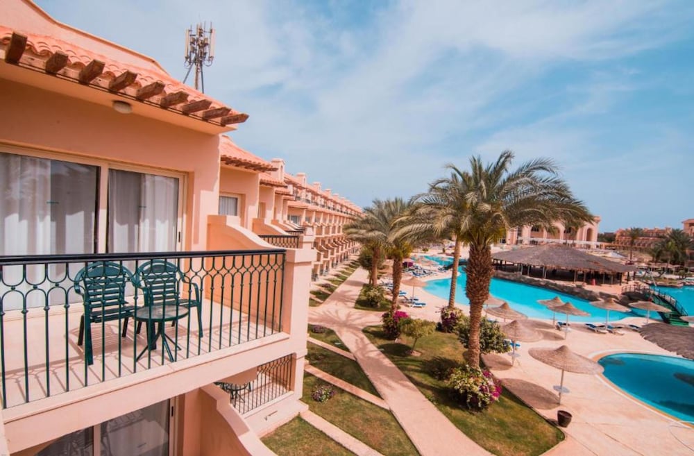 V Grand Beach Resort Sahl Hasheesh — Swimming pool in Sahl Hasheesh, Red Sea