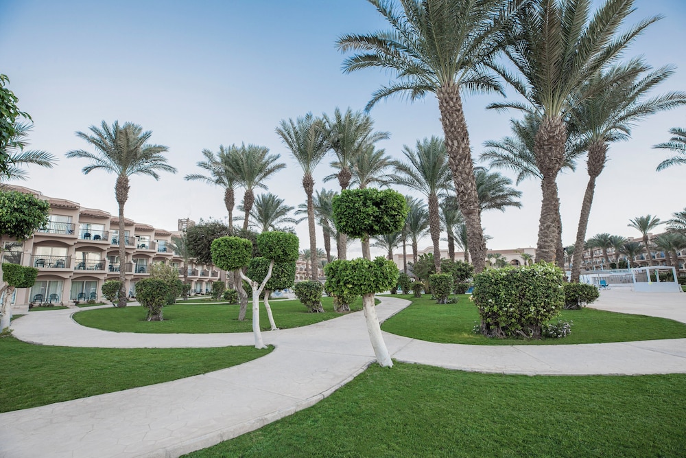 V Grand Beach Resort Sahl Hasheesh — Hotel building in Sahl Hasheesh, Red Sea