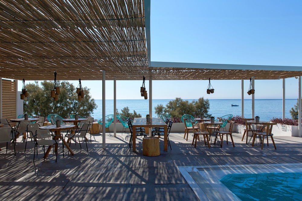 Kamari Beach Hotel — Restaurant & bars in Kamari, South Aegean