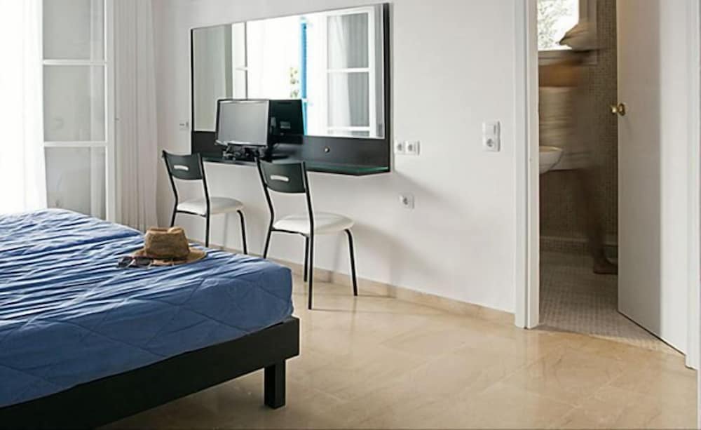Kamari Beach Hotel — Hotel rooms in Kamari, South Aegean