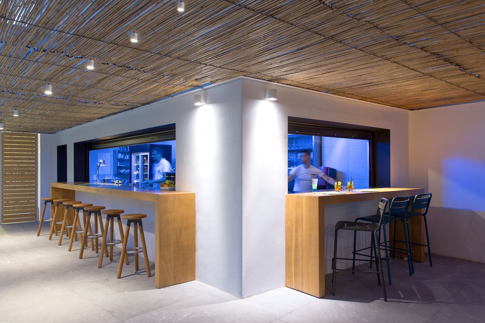 Kamari Beach Hotel — Restaurant & bars in Kamari, South Aegean