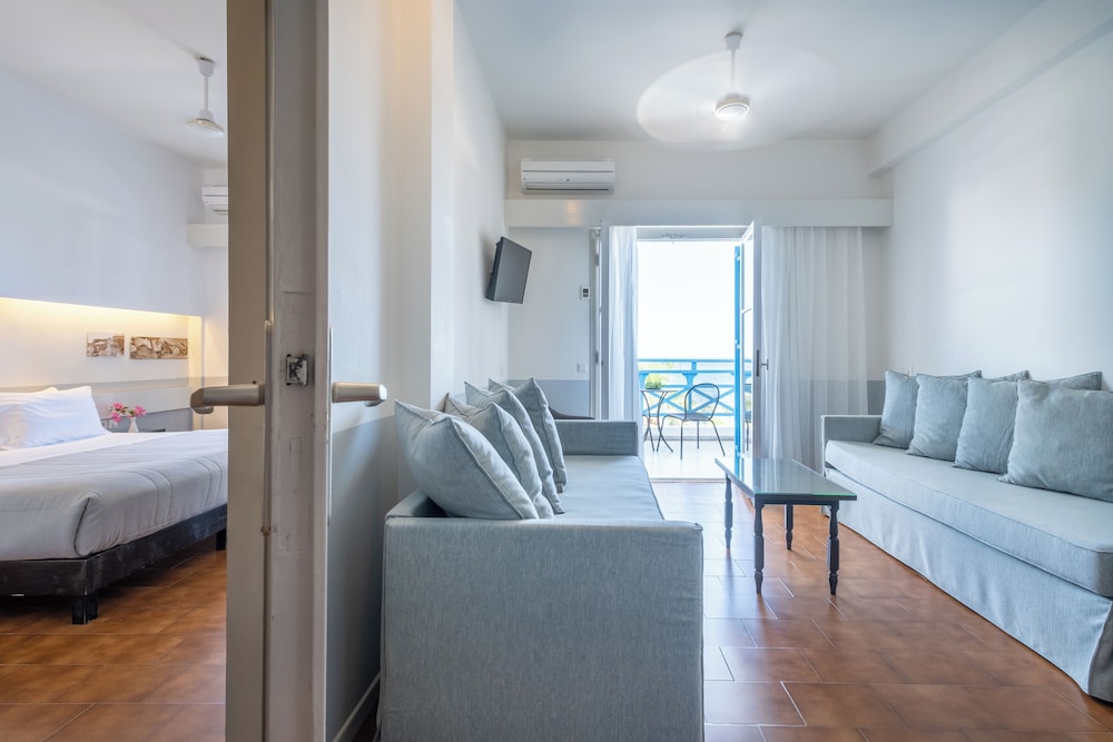 Kamari Beach Hotel — Hotel rooms in Kamari, South Aegean