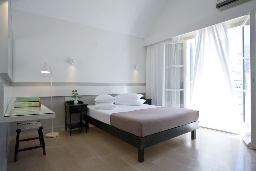 Kamari Beach Hotel — Hotel rooms in Kamari, South Aegean