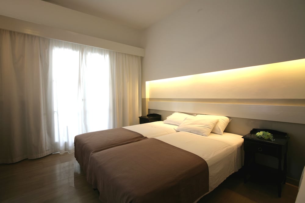 Kamari Beach Hotel — Hotel rooms in Kamari, South Aegean