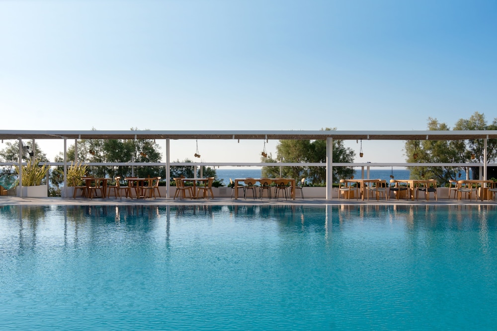 Kamari Beach Hotel — Swimming pool in Kamari, South Aegean