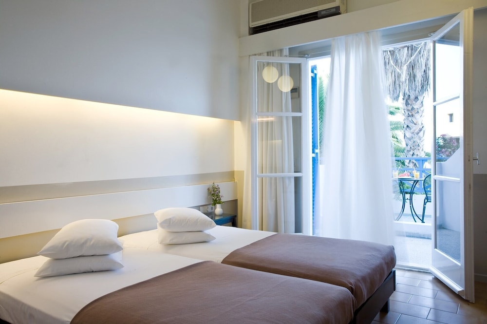 Kamari Beach Hotel — Hotel rooms in Kamari, South Aegean