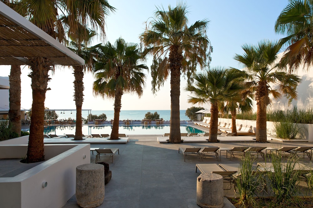Kamari Beach Hotel — Swimming pool in Kamari, South Aegean
