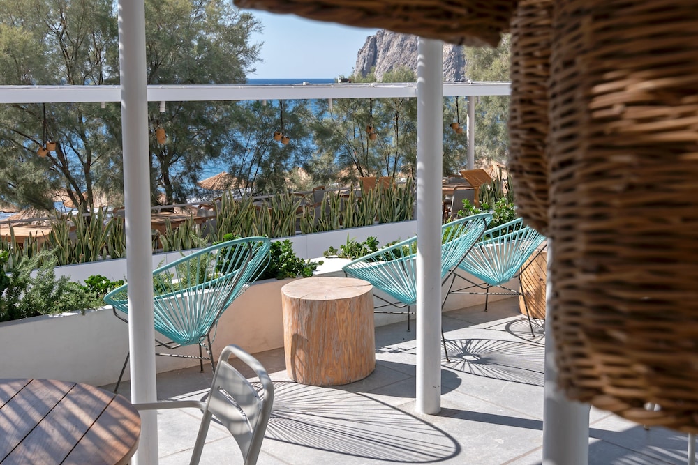 Kamari Beach Hotel — Restaurant & bars in Kamari, South Aegean