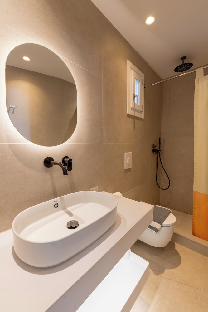 Kamari Beach Hotel — Hotel rooms in Kamari, South Aegean