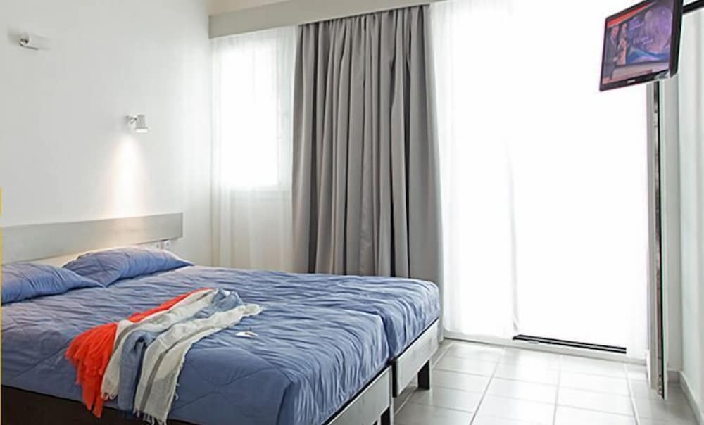 Kamari Beach Hotel — Hotel rooms in Kamari, South Aegean