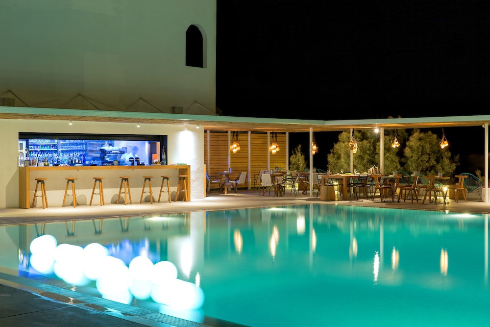 Kamari Beach Hotel — Swimming pool in Kamari, South Aegean