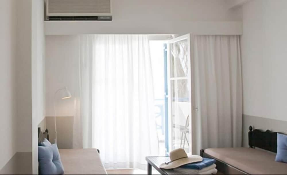 Kamari Beach Hotel — Hotel rooms in Kamari, South Aegean