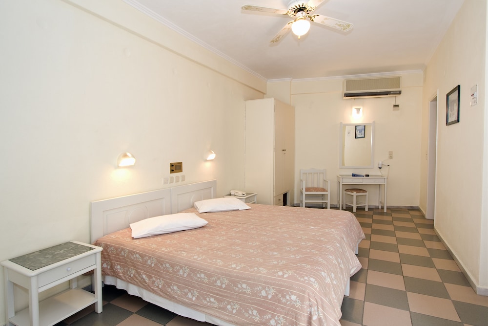 Kamari Beach Hotel — Hotel rooms in Kamari, South Aegean